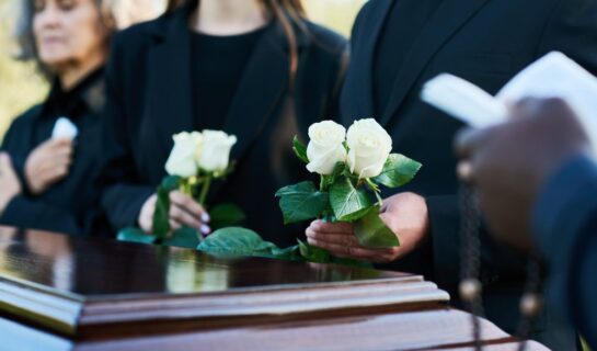 Beerdigungskostenerstattung durch ausschlagenden Erben aufgrund Totenfürsorgeberechtigung