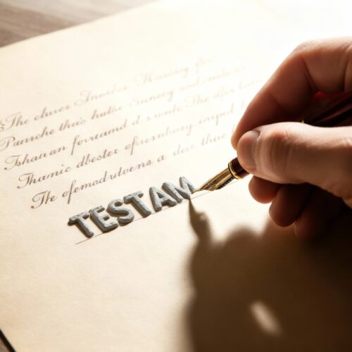 Eine Hand versucht vergeblich, einen in Stein gemeißelten Satz in einem Testament zu ändern.