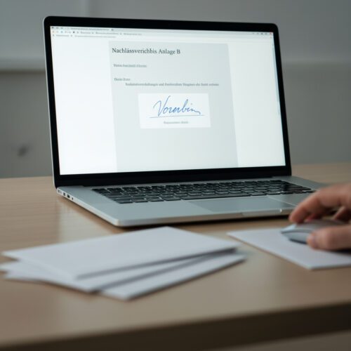 Nahaufnahme eines Monitors, der die digitale Kopie eines handschriftlich ergänzten Nachlassverzeichnisses mit gescannter Unterschrift zeigt.