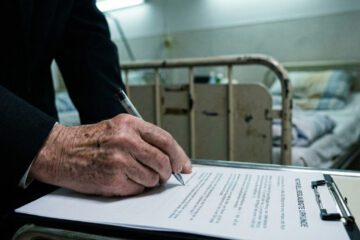 Testierfähigkeit prüfen bei notariellem Testament: Was gilt bei Krankheit?